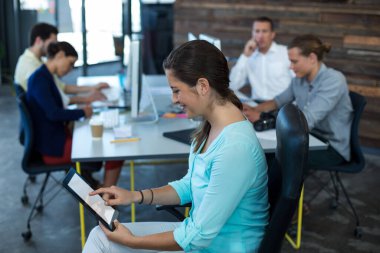 Özenli işkadını dijital tablet kullanma