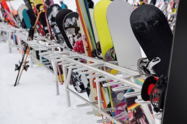 Snowboard ve Kayak bir arada tutulması