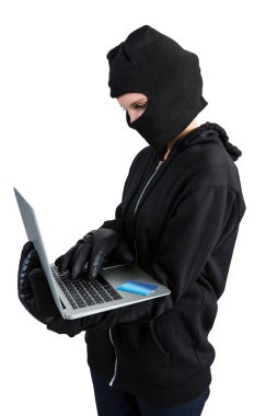 Kadın hacker dizüstü bilgisayar kullanarak
