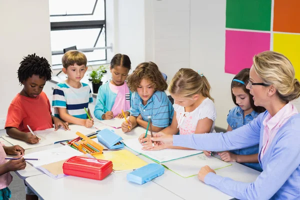 Lehrer Hilft Kindern Bei Den Hausaufgaben Klassenzimmer — Stockfoto