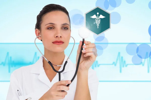 Medico Femminile Che Utilizza Uno Stetoscopio — Foto Stock