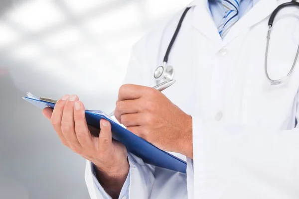Arzt Schreibt Auf Ein Klemmbrett Gesundheits Und Medizinkonzept — Stockfoto