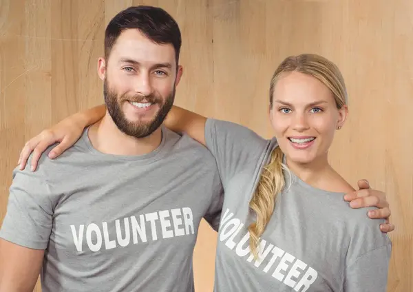 Ahşap Arka Plana Karşı Neşeli Bir Çift Gönüllü — Stok fotoğraf