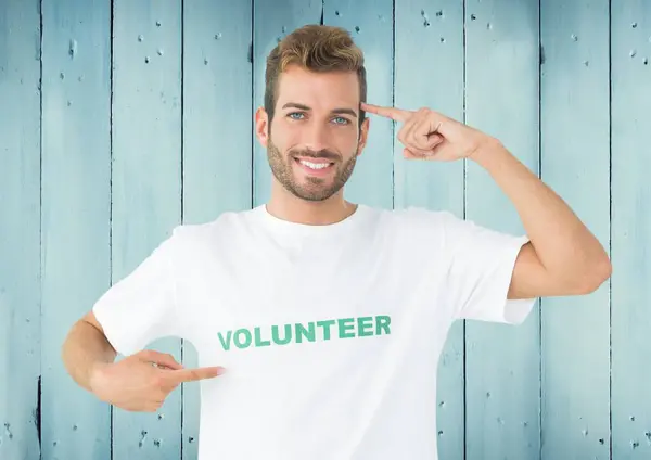 Gülümseyen Gönüllü Ahşap Mavi Arka Planda — Stok fotoğraf