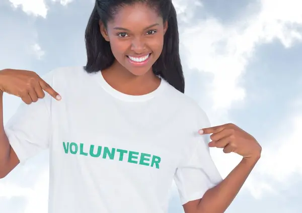 Lächelnder Freiwilliger Vor Himmelshintergrund — Stockfoto