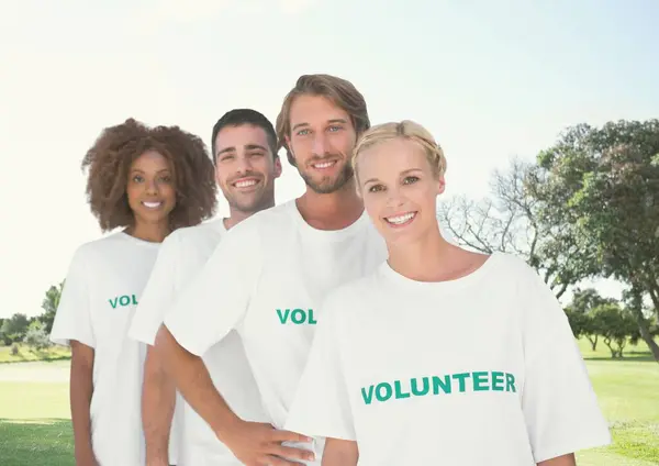 Glimlachende Groep Vrijwilligers Tegen Achtergrond Van Het Park — Stockfoto