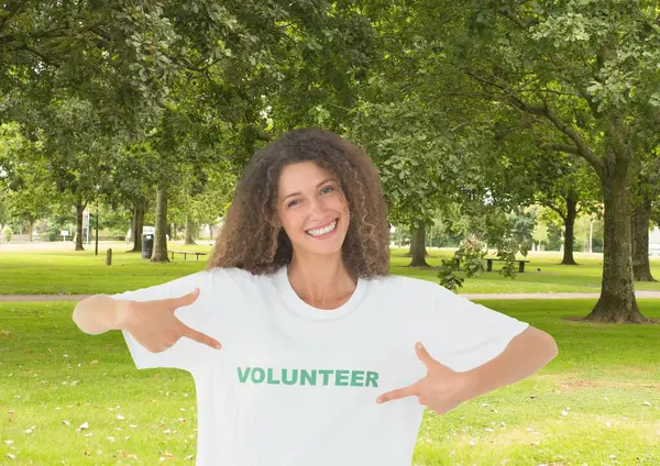 公園の背景に対する笑顔のボランティア — ストック写真