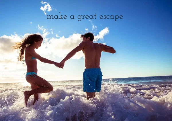Цитата Счастливая Пара Бегает Море — стоковое фото