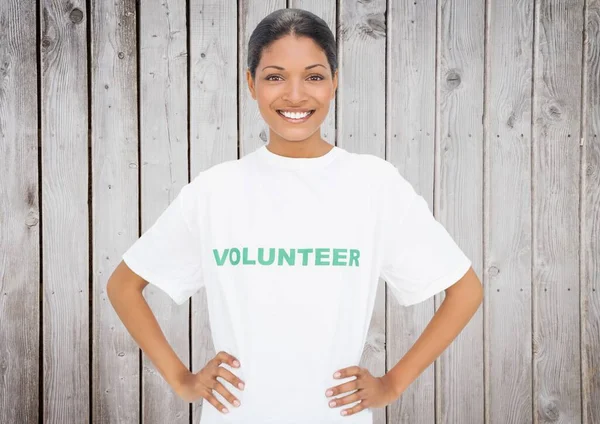 Hymyilevä Vapaaehtoinen Puutaustaa Vasten — kuvapankkivalokuva