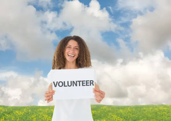 Voluntário Sorrindo Segurando Whitecard Contra Fundo Campo — Fotografia de Stock