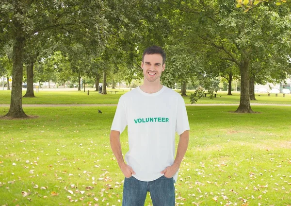 Lächelnder Mann Posiert Freiwillig Park — Stockfoto