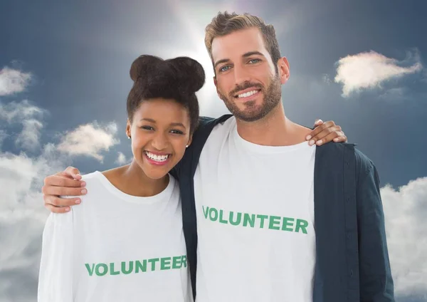 Voluntarios Abrazándose Contra Fondo Del Cielo — Foto de Stock