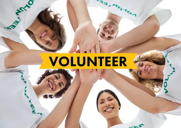Sonriente Equipo Voluntarios Pie Círculo Manos Juntasel —  Fotos de Stock
