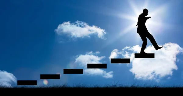 Человек Поднимается Лестнице Против Заката Облаков — стоковое фото