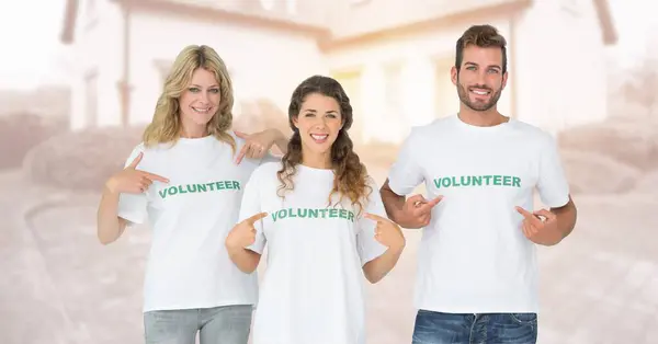 Compuesto Digital Voluntarios Que Señalan Sus Camisas — Foto de Stock