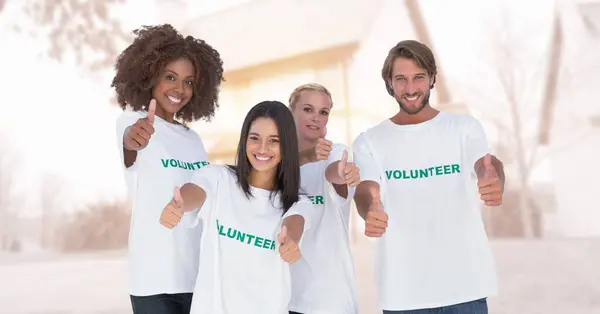 Voluntários Sorrindo Segurando Polegares Para Cima — Fotografia de Stock