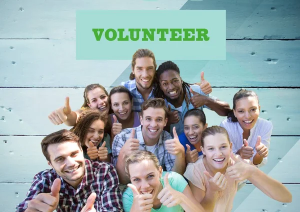 Fröhliche Gruppe Freiwilliger Helfer Vor Hölzernem Hintergrund — Stockfoto