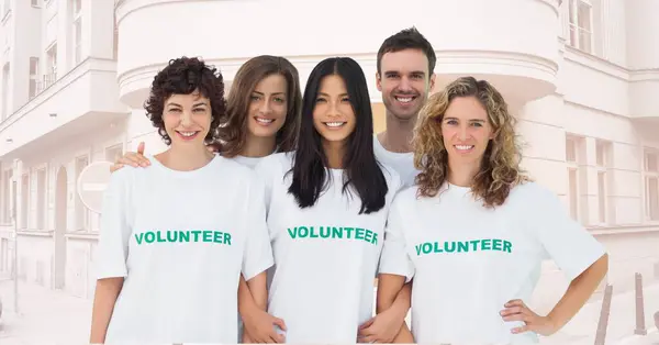 Ομάδα Χαμογελαστός Εθελοντής Μπροστά Από Κτίριο — Φωτογραφία Αρχείου