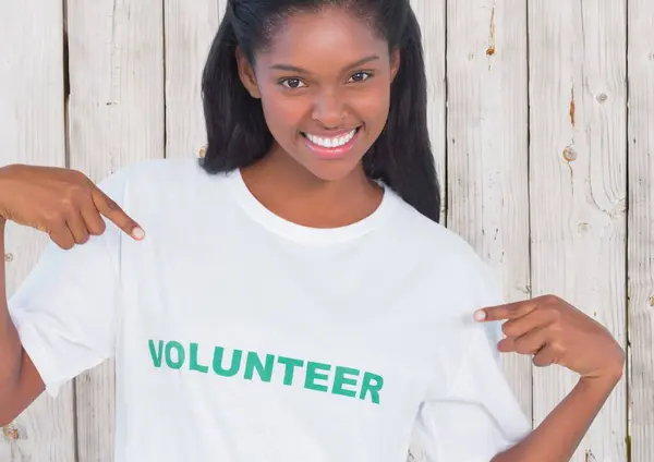 Voluntario Sonriente Contra Fondo Madera — Foto de Stock