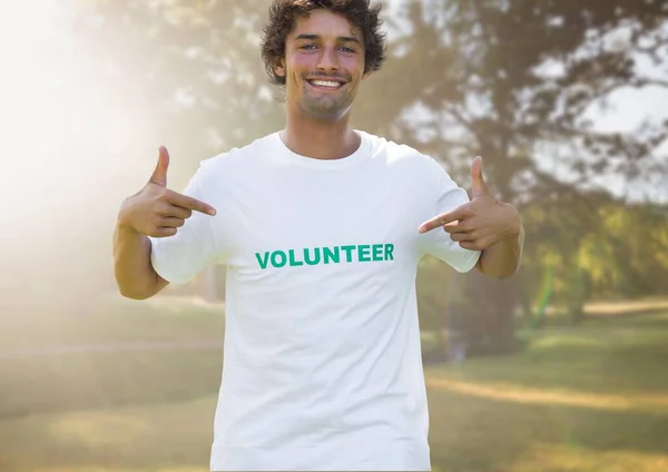 Ahşap Arka Planda Gülümseyen Gönüllü — Stok fotoğraf