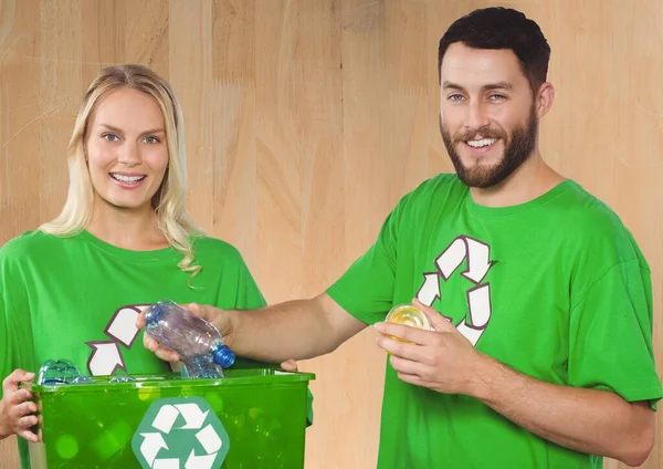 Feliz Voluntario Recogiendo Botellas Plástico Sobre Fondo Madera — Foto de Stock