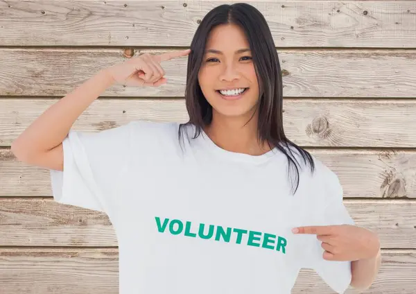 Voluntario Sonriente Contra Fondo Madera —  Fotos de Stock