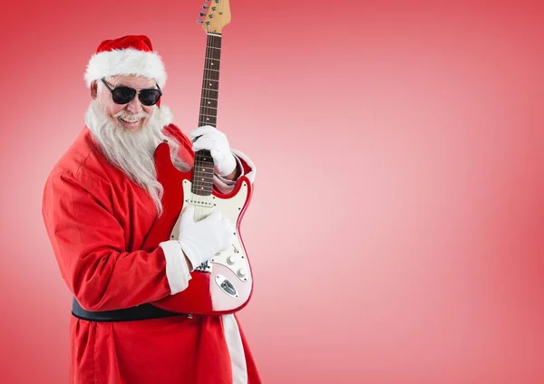 赤い背景に対してギターを演奏する笑顔のサンタ — ストック写真
