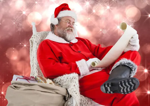 圣诞老人在模糊的红色背景下阅读信件 — 图库照片