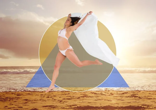 跳跃妇女与形状和海滩背景的对比 — 图库照片