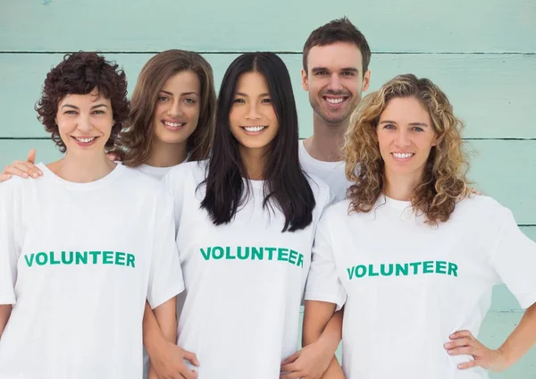 Ahşap Arka Plana Karşı Bir Grup Neşeli Gönüllü — Stok fotoğraf