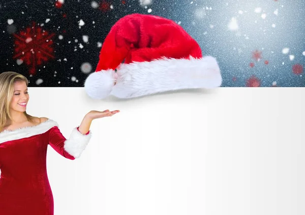 Karlı Arka Planda Noel Şapkası Gösteren Güzel Bir Kadın — Stok fotoğraf