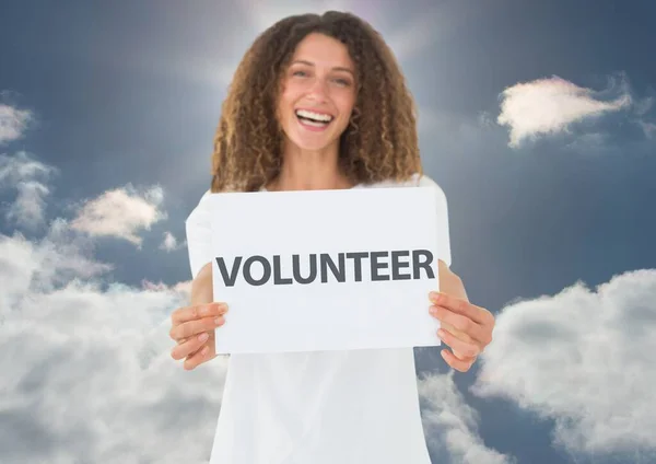 Lächelnder Freiwilliger Vor Himmelshintergrund — Stockfoto
