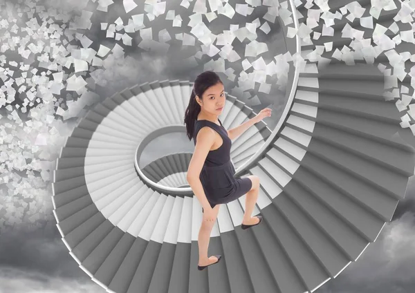 Деловая Женщина Поднимается Лестнице Облачном Фоне — стоковое фото