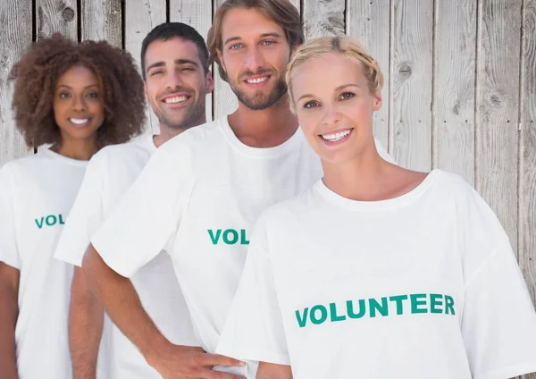 Bir Grup Gülen Gönüllü Ahşap Arka Plana Karşı — Stok fotoğraf