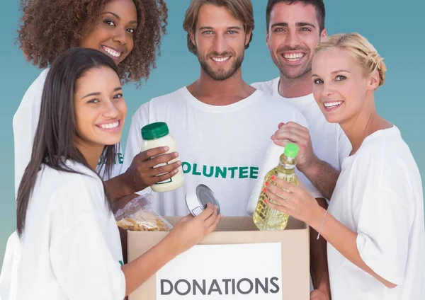 Grupo Voluntarios Recogiendo Botellas Plástico Sobre Fondo Azul — Foto de Stock