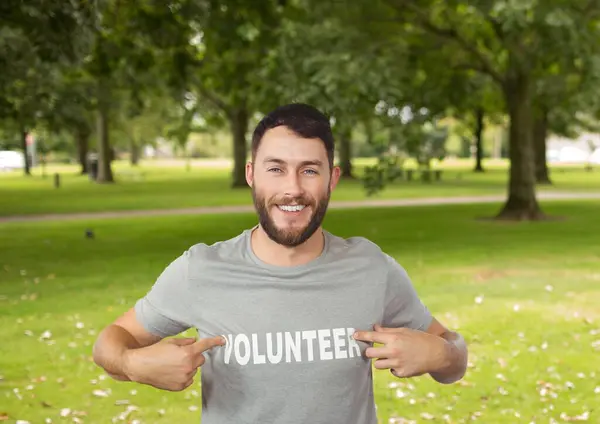 Doğada Gülümseyen Gönüllü Adam — Stok fotoğraf