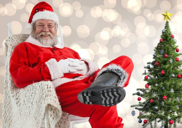 Sitter Santa Mot Suddig Jul Bakgrund — Stockfoto