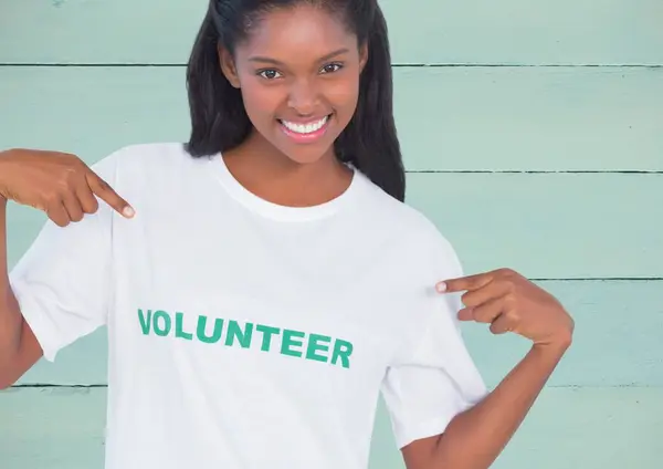 Mujer Voluntaria Sonriendo Sobre Fondo Madera — Foto de Stock