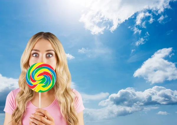 Femeie Ținând Lollipop Fundalul Cerului — Fotografie, imagine de stoc