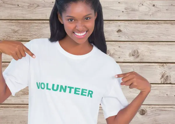 彼女のシャツを指すボランティアのデジタル複合体 — ストック写真