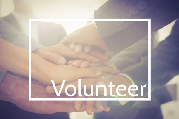 Composto Por Voluntários Que Dão Mãos — Fotografia de Stock