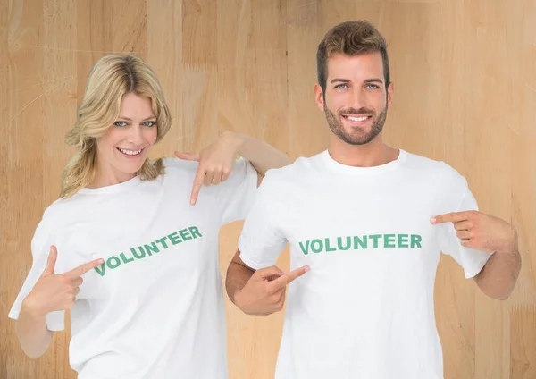 数字合成志愿者指着他们的衬衫 — 图库照片