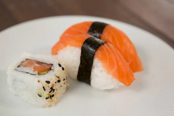 Uramaki Und Nigiri Sushi — Stockfoto