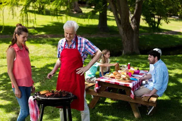 Famiglia Preparare Barbecue All Aperto — Foto Stock