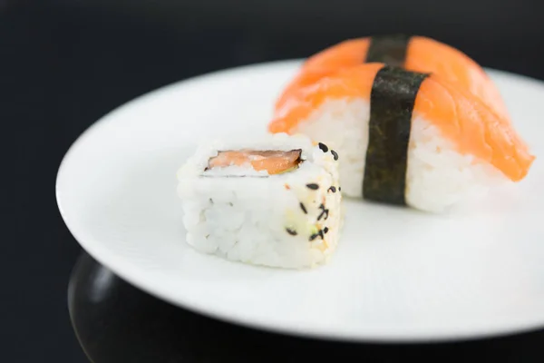 Sushi Auf Teller Serviert — Stockfoto