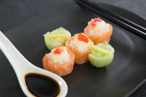 Sushi Servi Sur Assiette — Photo