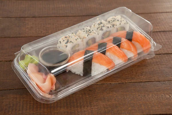 Nigiri Und Uramaki Sushi Mit Sojasauce Einer Plastikbox — Stockfoto