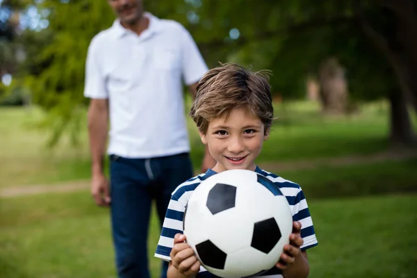 Vater Und Sohn Spielen Fußball — Stockfoto