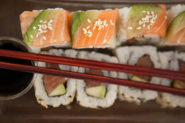 Uramaki Sushi Servido Com Pauzinhos Molho Soja Placa Plástico — Fotografia de Stock