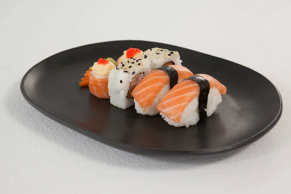 Maki Uramaki Und Nigiri Sushi Auf Schwarzem Teller — Stockfoto